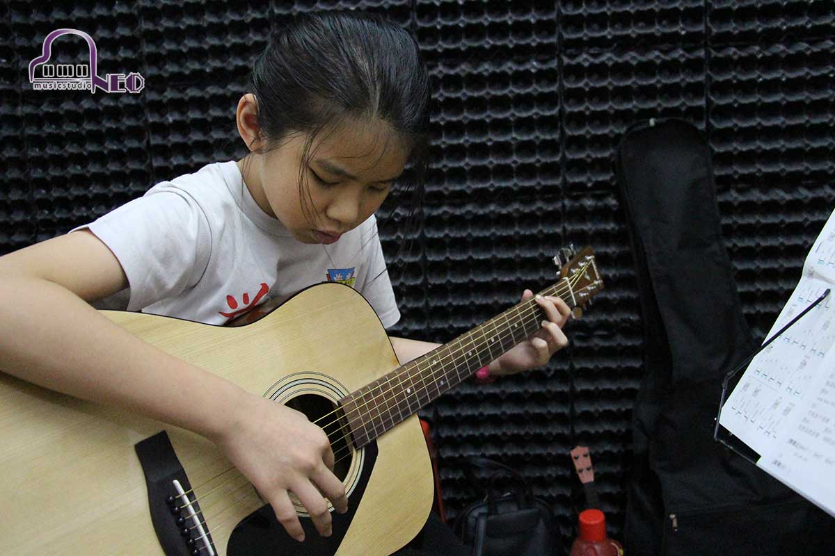 Guitar & Ukulele Classes In Klang | Neo Music Studio