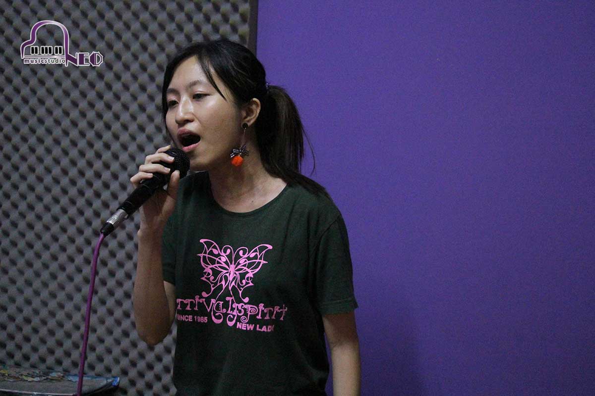 Vocal Coach - Singing Classes In Klang | Neo Music Studio